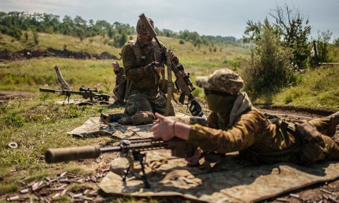 Suy cho cùng, chính các cố vấn quân sự phương Tây đã huấn luyện binh lính Ukraine, phương Tây cung cấp cho Ukraine vũ khí trang bị do Mỹ và châu Âu sản xuất. Và các tướng lĩnh NATO, trong mọi trường hợp, đều tham gia vào việc xây dựng các kế hoạch phản công cho Quân đội Ukraine. 