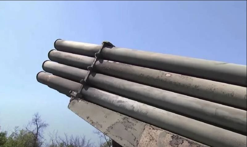 Sau răng rồng và bãi mìn là khu vực phòng ngự vững chắc, hỏa lực của quân Nga rõ ràng là tương đối đầy đủ; họ thường xuyên sử dụng hỏa lực pháo binh dày đặc để ngăn chặn quân Ukraine tấn công. Vì vậy, chiến trường Ukraine từ bắc xuống nam, mặc dù quân Ukraine cũng đạt được một số kết quả, nhưng tổn thất quá lớn. 