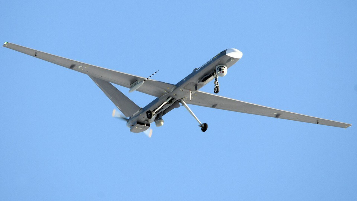 Hiện UAV Orion vẫn được điều khiển trực tiếp bằng sóng vô tuyến từ đài điều khiển mặt đất. Nhưng theo một số thông tin, vào tháng Giêng năm nay, phiên bản mới nhất của UAV Orion có tên Orion- S, đã được trang bị hệ thống điều khiển vệ tinh; nhưng phiên bản này hiện vẫn đang trong quá trình phát triển.