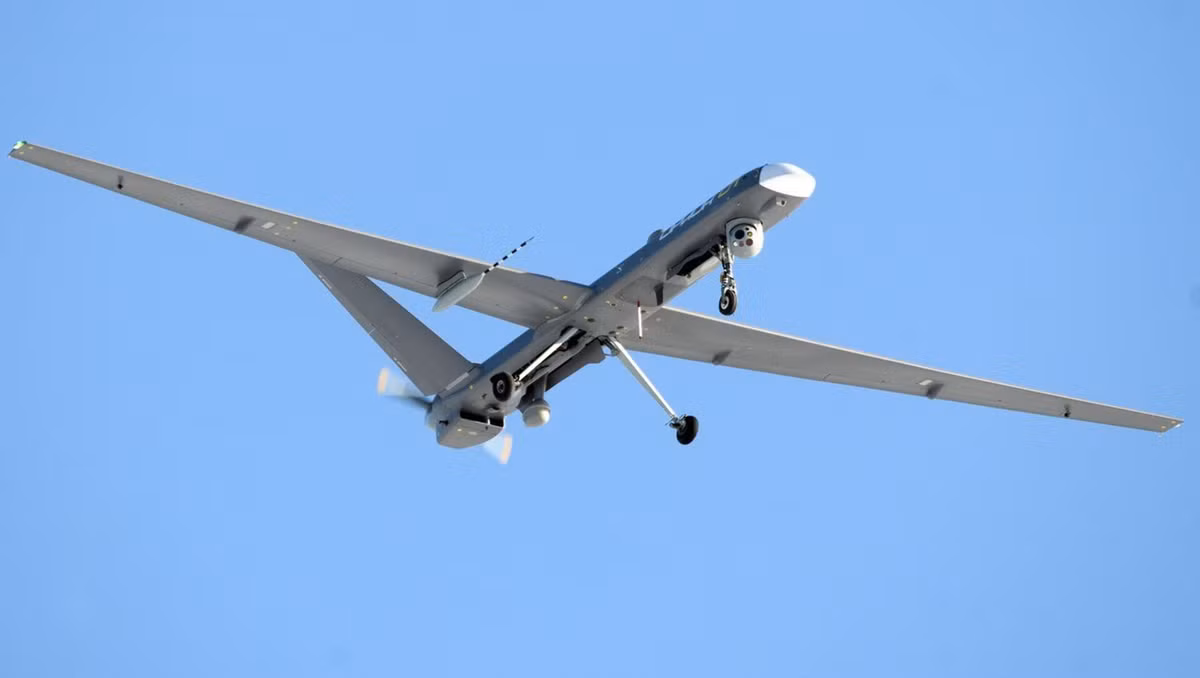 Hiện UAV Orion vẫn được điều khiển trực tiếp bằng sóng vô tuyến từ đài điều khiển mặt đất. Nhưng theo một số thông tin, vào tháng Giêng năm nay, phiên bản mới nhất của UAV Orion có tên Orion- S, đã được trang bị hệ thống điều khiển vệ tinh; nhưng phiên bản này hiện vẫn đang trong quá trình phát triển.