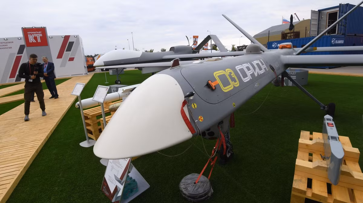 Còn hiện tại, UAV Orion đã thể thể hiện được sức mạnh của mình; tuy nhiên khi tấn công các mục tiêu mặt đất, UAV Orion phải hạ độ cao để phóng tên lửa không đối đất; tuy nhiên các tên lửa phòng không vác vai của Ukraine, vẫn không thể với được tới trần bay của UAV Orion. 