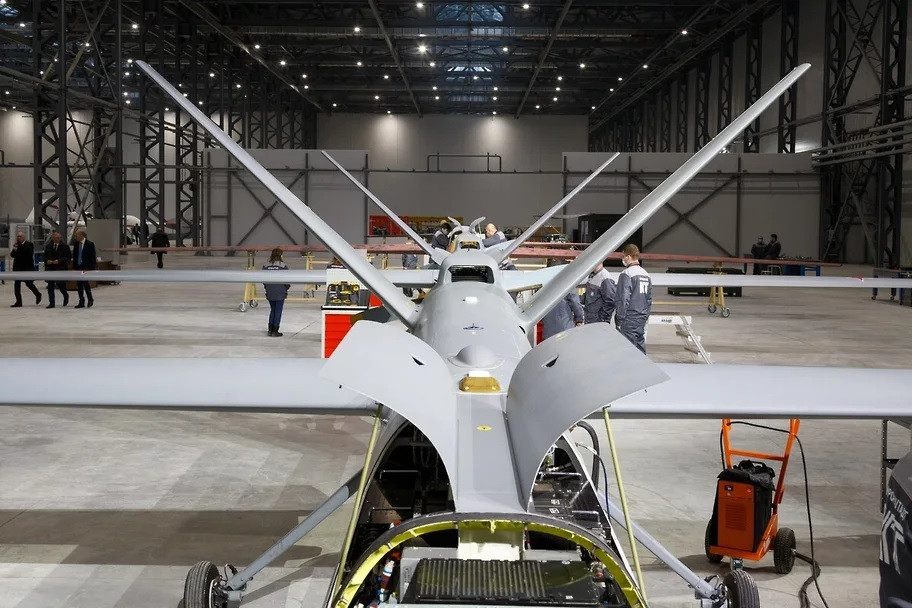 Vào ngày 30/6 vừa qua, tờ "Kommersant" của Nga đưa tin, công ty Kronstadt (Кронштадт), nhà sản xuất UAV quân sự chính của Nga, đã được Bộ Quốc phòng Nga giao nhiệm vụ sản xuất UAV tầm trung, để đáp ứng yêu cầu của chiến dịch quân sự đặc biệt của Nga tại Ukraine.