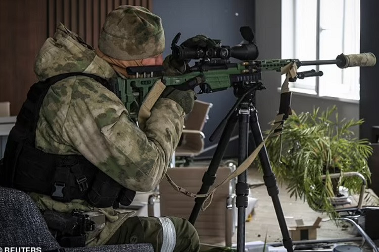 Nhóm binh sĩ Ukraine này không chỉ mặc quân phục Nga mà còn sử dụng thiết bị liên lạc và dấu hiệu phương tiện của RFAF, nhằm giữ bí mật. Kế hoạch của họ là sử dụng màn đêm bao phủ, để vượt qua nhiều tuyến phòng thủ do RFAF thiết lập và để thực hiện một cuộc tấn công bất ngờ vào các mục tiêu hiểm yếu và đường tiếp tế phía sau quân Nga.