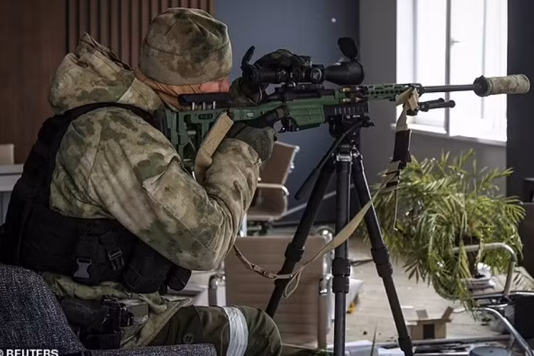 Nhóm binh sĩ Ukraine này không chỉ mặc quân phục Nga mà còn sử dụng thiết bị liên lạc và dấu hiệu phương tiện của RFAF, nhằm giữ bí mật. Kế hoạch của họ là sử dụng màn đêm bao phủ, để vượt qua nhiều tuyến phòng thủ do RFAF thiết lập và để thực hiện một cuộc tấn công bất ngờ vào các mục tiêu hiểm yếu và đường tiếp tế phía sau quân Nga.