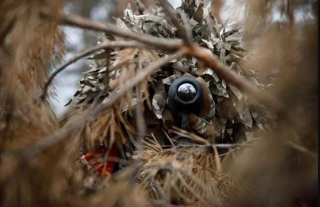 Thông qua thiết bị trinh sát ảnh nhiệt và trinh sát bằng UAV, quỹ đạo di chuyển bất thường của lực lượng luồn sâu Ukraine này, đã nhanh chóng bị quân Nga được phát hiện. Sau khi xác nhận danh tính, RFAF lập tức huy động sức mạnh không quân để thực hiện cuộc tấn công. 