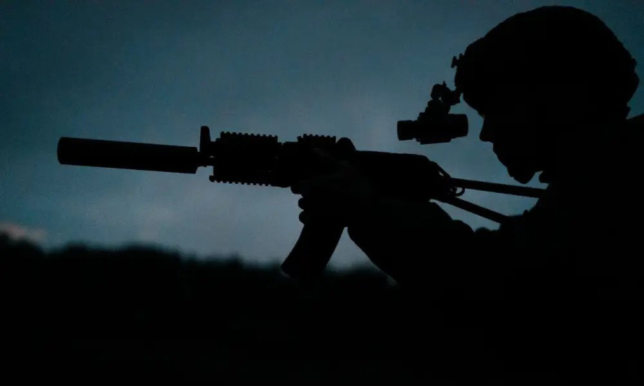 Trong các trận đánh đêm, lính Nga được trang bị số lượng lớn khí tài quan sát ban đêm và kính ngắm ảnh nhiệt, giúp họ tấn công chính xác các mục tiêu vào ban đêm. Trong các trận đánh ở trung tâm Kurakhove và Nhà máy nhiệt điện Kurakhove, quân Nga thường lợi dụng bóng tối để mở các cuộc tấn công bất ngờ vào các vị trí phòng thủ của quân Ukraine. 