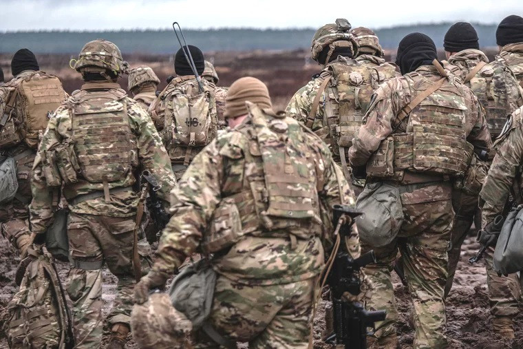 Cho dù Kiev luôn tỏ ra tin tưởng trước giới truyền thông, nhưng tình hình thực tế lại không hề lạc quan. Việc bổ sung nguồn cung cho quân đội ngày càng khó khăn và khó đảm bảo chất lượng huấn luyện cho tân binh. Một số tân binh thậm chí còn được đưa ra tiền tuyến, sau chưa đầy hai tuần huấn luyện đơn giản. 