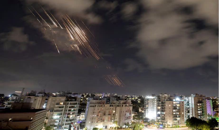 Hãng tin Al Jazeera của Qatar, đã phát hành một video, ghi lại cảnh các hệ thống phòng không của Iran, đánh chặn cuộc tấn công bằng tên lửa của Israel. Đoạn video cho thấy những tia chớp trên bầu trời đêm của thành phố Tehran, với một số tên lửa dường như phát nổ giữa không trung.