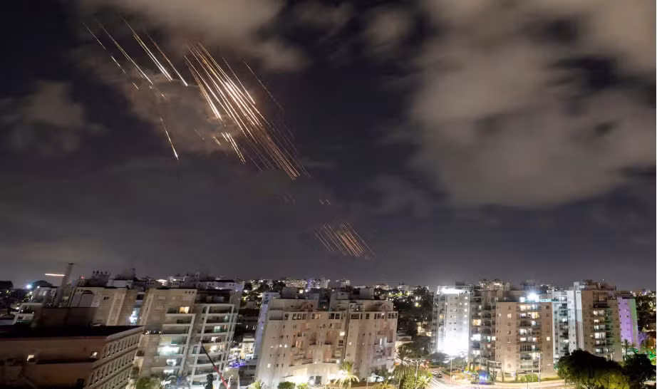 Hãng tin Al Jazeera của Qatar, đã phát hành một video, ghi lại cảnh các hệ thống phòng không của Iran, đánh chặn cuộc tấn công bằng tên lửa của Israel. Đoạn video cho thấy những tia chớp trên bầu trời đêm của thành phố Tehran, với một số tên lửa dường như phát nổ giữa không trung.