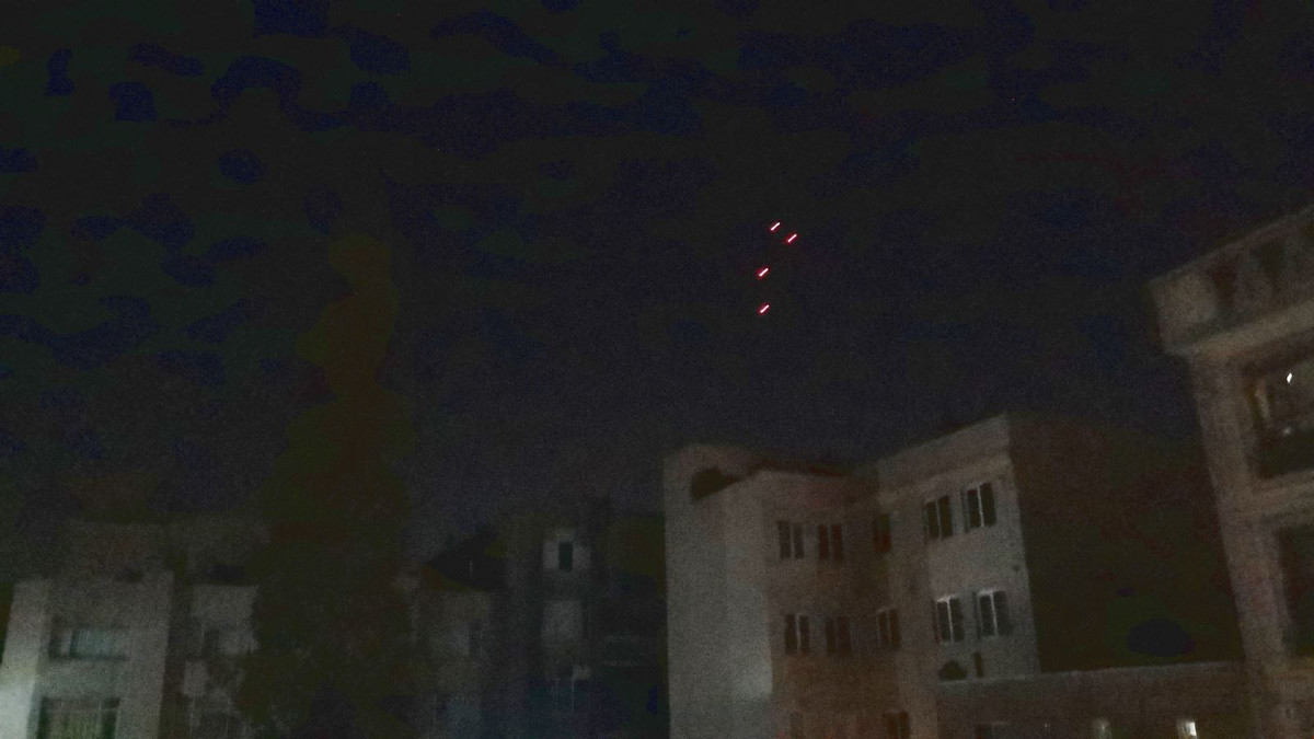 Các chuyên gia giải thích những tia chớp như vậy, là do việc đánh chặn tên lửa thành công. Cảnh quay này trước đây đã được nhìn thấy trên bầu trời Tel Aviv, nơi hệ thống phòng không Vòm sắt (Iron Dome) của Israel, đã đánh chặn các cuộc tấn công bằng tên lửa của Hamas, và trên bầu trơi Kiev, trong các cuộc tấn công bằng tên lửa của Nga.