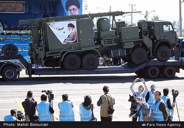 Đối với Iran, S-300PMU-2 là vũ khí phòng không quan trọng bậc nhất của họ, trong việc bảo vệ không phận; tuy nhiên hợp đồng mua hệ thống phòng không này của Iran đã gặp nhiều trục trặc do lệnh cấm vận vũ khí của phương Tây đối với Iran. Nó chỉ được bàn giao, khi ông Putin lên làm tổng thống Nga vào nhiệm kỳ 3. 