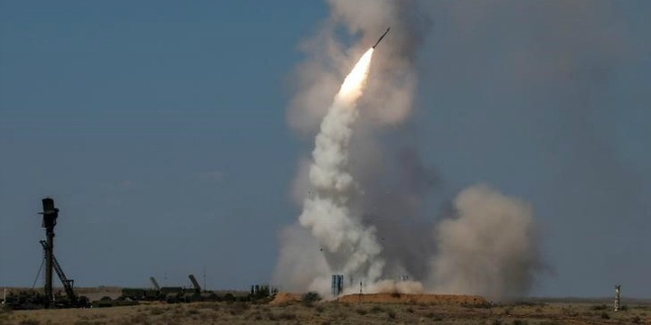 Nếu không có tên lửa 48N6DM, tùy chọn tên lửa tầm xa tiêu chuẩn của S-300PMU-2 là 48N6E2, có tầm bắn 200 km, nhưng không thể đánh chặn tên lửa bay nhanh hơn Mach 5. Tuy nhiên, khả năng này đủ để đánh chặn mọi tên lửa không đối đất của Israel, vì tên lửa nhanh nhất trong kho vũ khí của Israel, chỉ có thể bay với tốc độ hơn Mach 3 một chút, còn hầu hết đều bay ở tốc độ cận âm. 