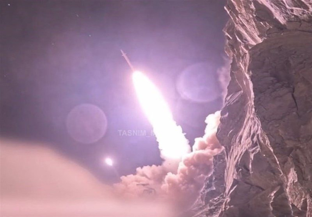 Mặc dù công nghệ của hệ thống phòng không S-300PMU-2 mà Iran hiện sở hữu, đã có từ hơn hai thập kỷ trước; nhưng các hệ thống phòng không mới hơn của Iran như Bavar-373, chưa đủ để bảo đảm sự tin tưởng với lãnh đạo Iran. Theo Defense Arabic, chính hệ thống phòng không S-300PMU-2 của Iran, đã bắt F-35I, trong chiến dịch tập kích đường không vừa qua của Israel phải “câm nín”. (nguồn ảnh IRNA, TASS, Sputnik, Wikipedia).