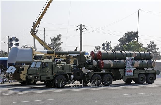 Khả năng phòng thủ nhiều lớp của hệ thống S-300PMU-2, có nghĩa là nó có thể tấn công bằng tên lửa tầm xa trước, và nếu cần, phóng tên lửa tầm ngắn hơn là loại 9M96, có độ chính xác rất cao. Một lợi thế bổ sung nằm ở khả năng kết nối mạng của S-300, với các hệ thống vũ khí phòng không khác. 