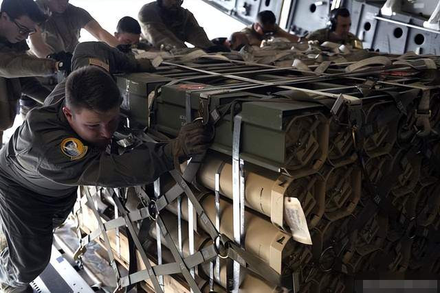 Bà Bezugla cũng cho biết, hiện Ukraine đã nhận được nhiều đạn cho số khẩu pháo mà NATO cung cấp; nhưng số pháo phương Tây cung cấp, chưa đủ để thay thế toàn bộ số pháo thời Liên Xô. "Chúng tôi có các loại đạn mới, nhưng vẫn thiếu pháo để sử dụng chúng". 