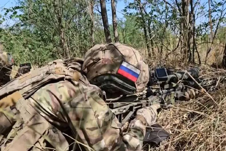 Hiện các cơ quan chính quyền, cảnh sát và nhiều người dân đã được sơ tán khỏi Pokrovsk. Tuy nhiên trong thành phố còn 16 nghìn người gốc Nga không chịu đi sơ tán, mà kiên quyết ở lại, họ đang chờ đợi sự xuất hiện của Quân đội Nga. Hiện quân Nga đang tiếp cận Mirnograd để bắt đầu cuộc tấn công vào Pokrovsk. (Nguồn ảnh: Topwar, CNN, Ukrinform).