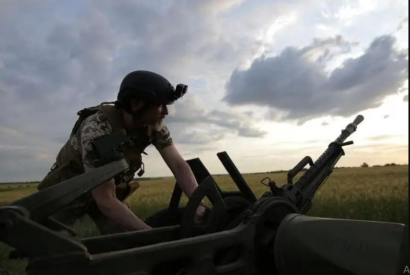 "Bất chấp thực tế là Pokrovsk chính thức vẫn nằm dưới sự kiểm soát của Ukraine với tư cách là một trung tâm hậu cần, nhưng chúng tôi có thể nói rằng chúng tôi đã đánh mất nó. Việc di chuyển trở nên khó khăn hơn rất nhiều, việc vận chuyển đạn dược trở nên khó khăn hơn. Chúng ta không đủ quân số để phản công", chỉ huy đơn vị xe tăng thuộc Lữ đoàn Jaeger độc lập số 68 của Ukraine nói. 