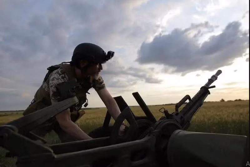 "Bất chấp thực tế là Pokrovsk chính thức vẫn nằm dưới sự kiểm soát của Ukraine với tư cách là một trung tâm hậu cần, nhưng chúng tôi có thể nói rằng chúng tôi đã đánh mất nó. Việc di chuyển trở nên khó khăn hơn rất nhiều, việc vận chuyển đạn dược trở nên khó khăn hơn. Chúng ta không đủ quân số để phản công", chỉ huy đơn vị xe tăng thuộc Lữ đoàn Jaeger độc lập số 68 của Ukraine nói. 