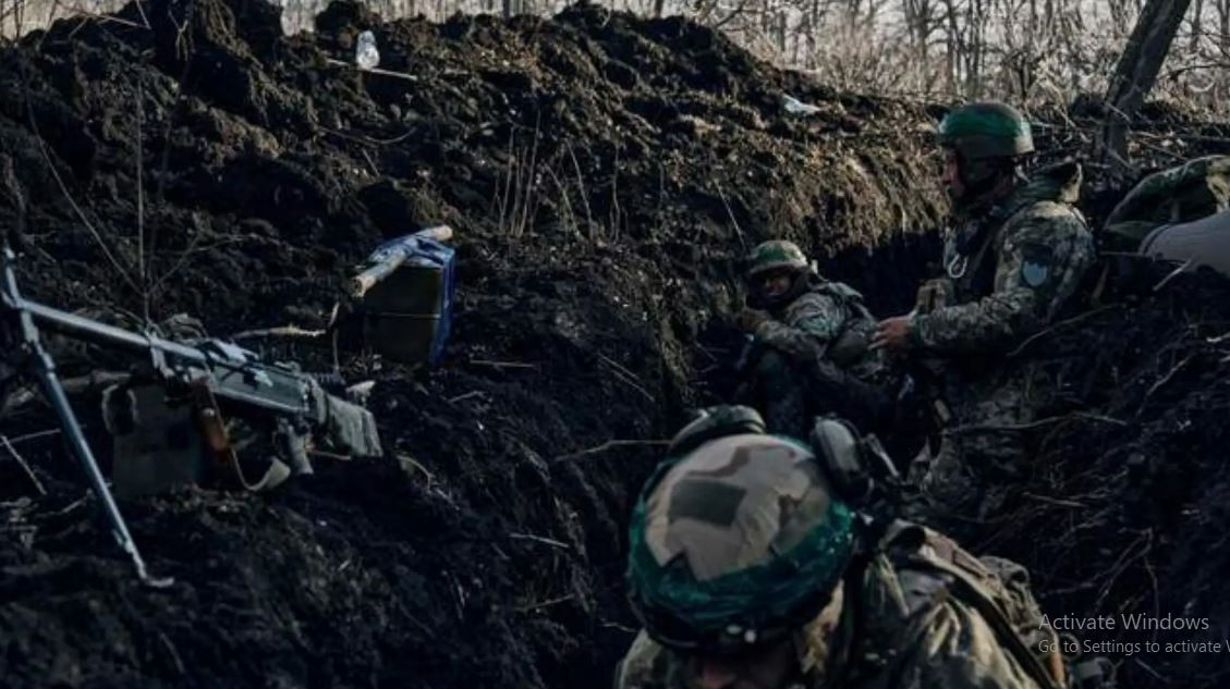 Trước tình thế khu vực phía đông Pokrovsk thất thủ, Quân đội Ukraine nhanh chóng huy động quân từ Zaporizhia và phía nam Donetsk để bảo vệ vị trí quan trọng như thị trấn Selydove. Đáng tiếc là quân Ukraine sau khi tập trung vào một việc, mà bỏ bê việc kia, khuyết điểm của Ugledar đã lộ rõ, để quân Nga lợi dụng tình thế tiến vào, bao vây Ugledar ba mặt. 