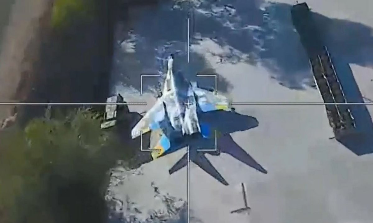 Theo Bộ Quốc phòng Nga, UAV Lancet được nâng cấp công nghệ, gần đây “thường xuyên báo tin vui”. Tại sân bay quân sự Ukraine cách chiến tuyến 70km, chiếc UAV cảm tử này đã phá hủy thành công một máy bay chiến đấu MiG-29.