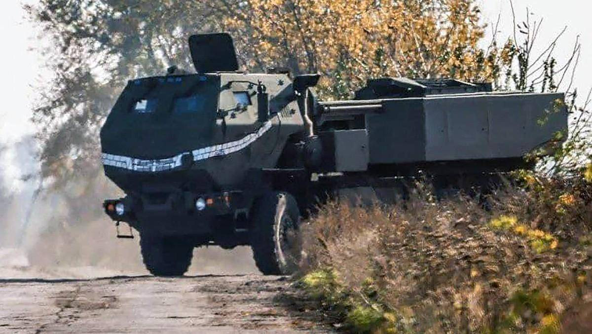Trên chiến trường Ukraine, các bệ phóng tên lửa HIMARS mà Ukraine nhận được của Mỹ, rất khó bị quân đội Nga tiêu diệt; lý do là HIMARS có tầm bắn xa hơn và có thể ẩn nấp cách mặt trận từ 50-100 km. 
