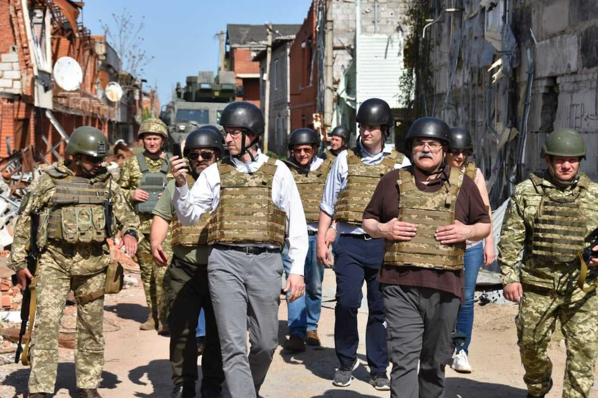 Để củng cố thêm lòng tự tin cho Quân đội Ukraine chiến đấu đến cùng với Quân đội Nga. Để cổ vũ tinh thần cho các binh sĩ, Tổng thống Ukraine Volodymyr Zelensky đã đích thân thị sát chiến tuyến ở Lisichansk và hô hào các binh sĩ kiên trì; nhưng tình thế không thay đổi.