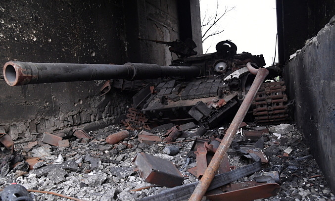 Nói cách khác, những người lính Ukraine này khó có thể đối phó với Quân đội Nga, ngoại trừ việc đầu hàng thì còn sống; còn nếu kháng cự, với hỏa lực mãnh liệt như chúng ta đã chứng kiến, lực lượng Ukraine phòng thủ ở đây, khó có khả năng tồn tại. 