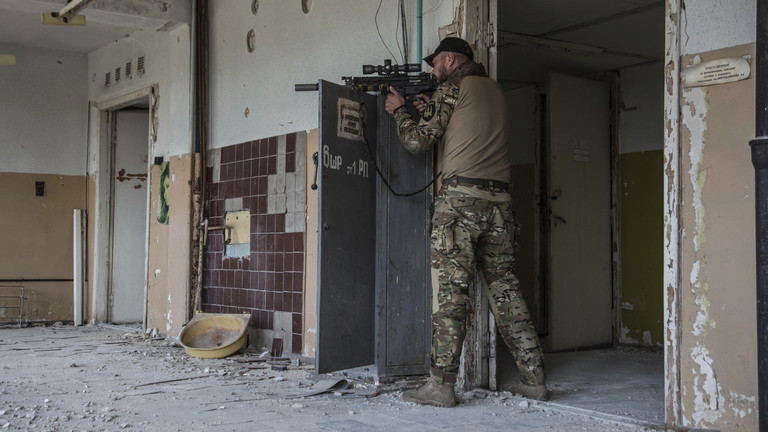 Quan trọng hơn, do việc Quân đội Ukraine rút về nhà máy Azot một cách vội vàng, nên không đủ vũ khí, đạn dược, ngay cả việc tiếp tế hậu cần cũng là một vấn đề lớn. Trong khi đó, Nhà máy hóa chất Azot cũng không được Quân đội Ukraine chuẩn bị, để trở thành căn cứ địa như tại Nhà máy thép Azovstal.