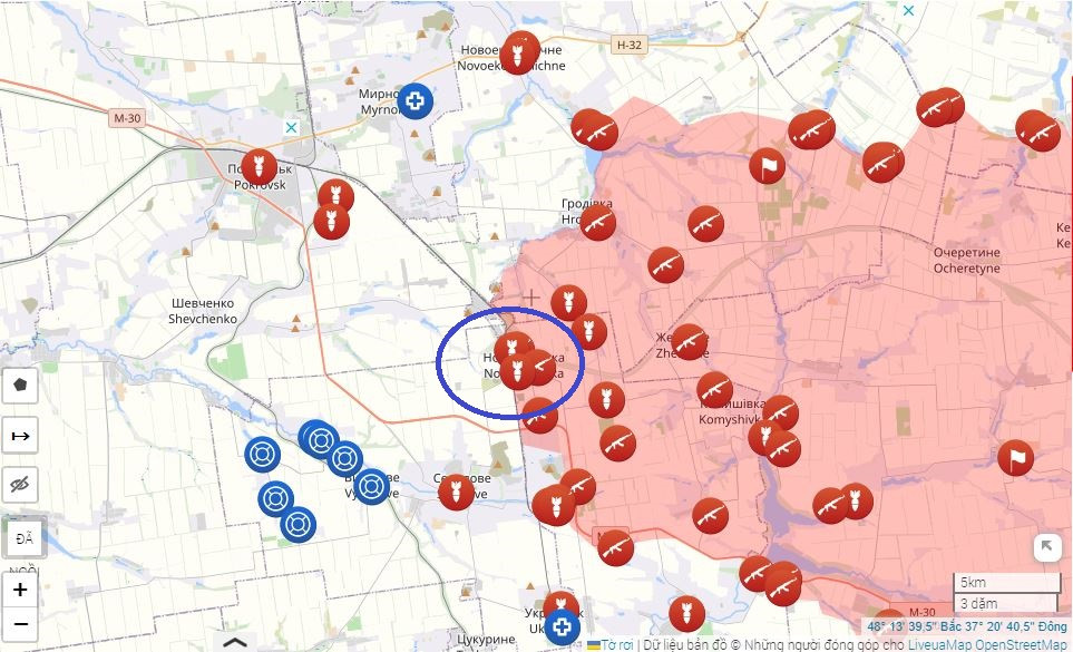 Ngày 27/8, tốc độ tiến công trên chiến trường của Quân đội Nga cho thấy, Cụm quân Trung tâm của Nga về cơ bản đã chiếm được thị trấn Novohrodivka ở phía nam tuyến đường sắt Ocheretine - Pokrovsk. Thị trấn dọc tuyến đường sắt Ocheretine - Pokrovsk này hiện chỉ còn lại một khu dân cư nhỏ ở phía bắc và một ít ở phía nam của tuyến đường sắt. 