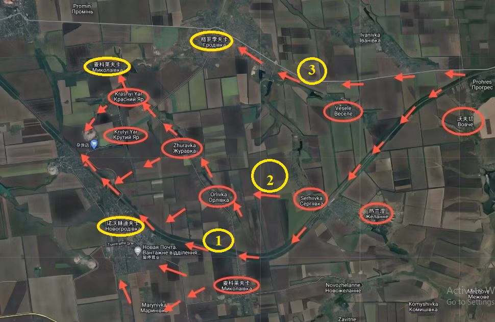 Quân đội Nga tiến về thành phố Pokrovsk theo ba hướng, hướng chủ yếu có lẽ là theo tuyến đường sắt ở Novohrodivka, còn có một hướng qua những ngọn đồi nhỏ ở phía bắc và một hướng trên đường nông thôn ở phía bắc. Độ sâu tiến quân của hai hướng này thậm chí còn sâu hơn nhiều so với tuyến Novohrodivka.