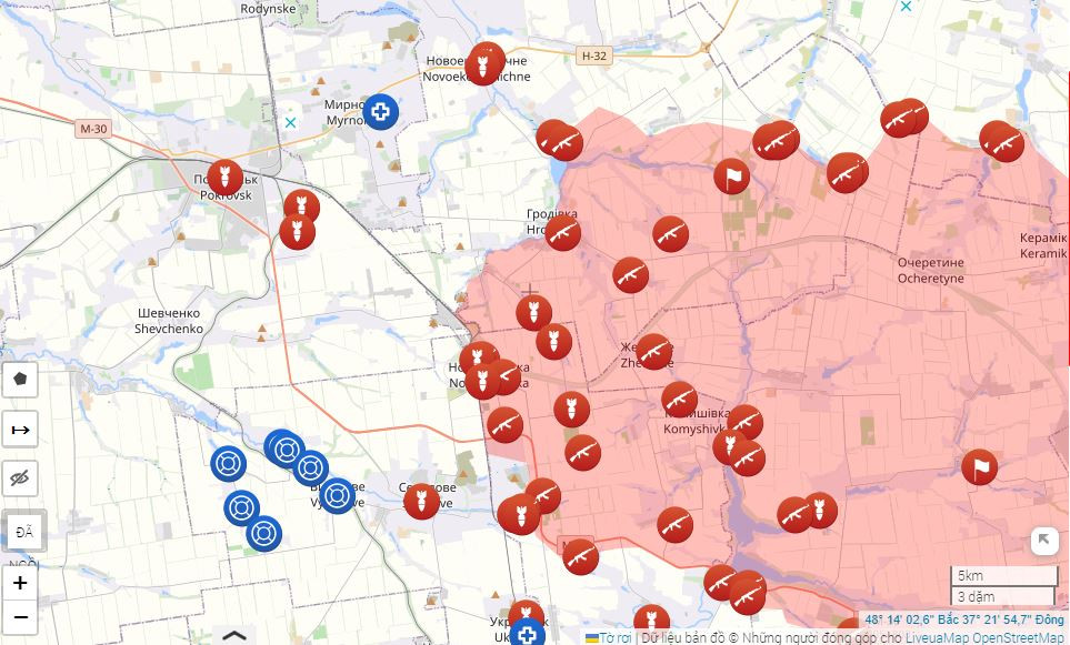 Hiện sườn phía bắc của thành phố Pokrovsk đã hoàn toàn lộ ra và thậm chí có thể bị tấn công trực tiếp từ hướng này. Ở phía đông của Pokrovsk, có một số ngôi làng, nhưng Quân đội Nga đã cơ bản chiếm được để làm đầu cầu xuất phát tiến công. Ở phía tây của Pokrovsk là những cánh đồng rộng lớn, nên hoàn toàn không bảo vệ được hai bên sườn.