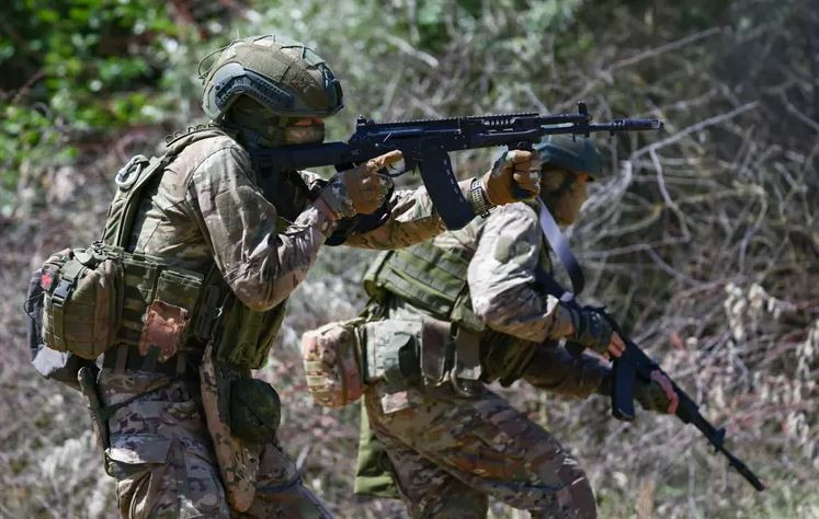 Biệt kích Nga đang truy quét tàn quân Ukraine trong thị trấn Novohrodivka, dò gỡ mìn ở các ngôi nhà và các ổ hỏa lực còn sót lại của Quân đội Ukraine. Hiện đang chờ thông báo chính thức từ Bộ Quốc phòng Nga về chiến thắng của quân Nga tại đây.