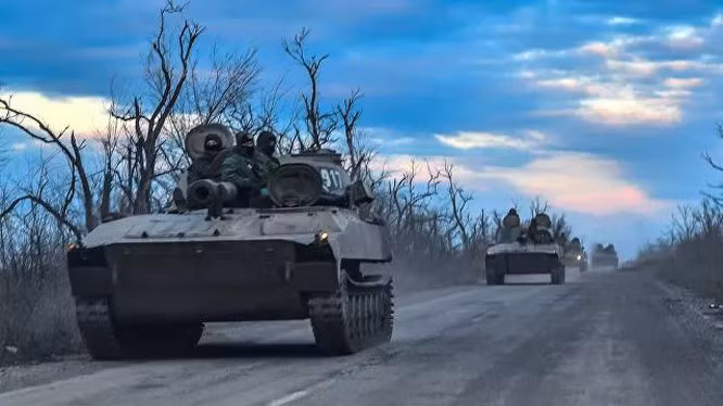 Về tình hình hiện tại ở Nga và Ukraine, ông Kofman cho rằng, mặc dù Quân đội Nga chưa đạt được ưu thế áp đảo trên toàn bộ mặt trận, nhưng các hướng tiến công của quân Nga ở Kyiv, Kharkiv, Mariupol, Nikolayev và nhiều nơi khác, quân Nga vẫn giữ lợi thế và không có dấu hiệu dừng lại.