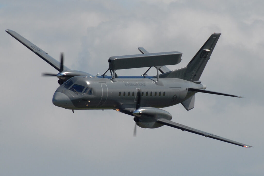 Máy bay AEW&C Saab 340 của Thụy Điển viện trợ thậm chí còn dễ tổn thương hơn A-50, theo Forbes. A-50 có 4 động cơ và tốc độ tối đa 901km/h, trần bay gần 12.000m. Trong khi đó, Saab 340 được trang bị 2 động cơ cánh quạt, bay với tốc độ không quá 482km/h và độ cao tối đa 7.620m.