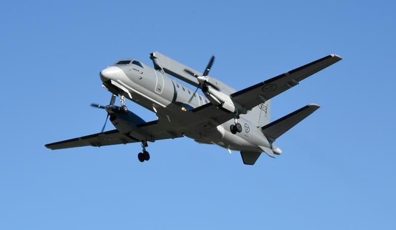 Saab ASC 340 là loại “radar bay”, có nhiệm vụ như một đài radar mặt đất hay trên tàu chiến. Nhưng do hoạt động ở độ cao lớn, nên tầm phát hiện mục tiêu xa hơn, ít “vùng mù” hơn các đài radar ở mặt đất hay trên các tàu chiến. AEW&C Saab ASC 340 sử dụng thân máy bay chở khách 2 động cơ tầm ngắn; tốc độ không quá 482km/h và độ cao tối đa 7.620m.