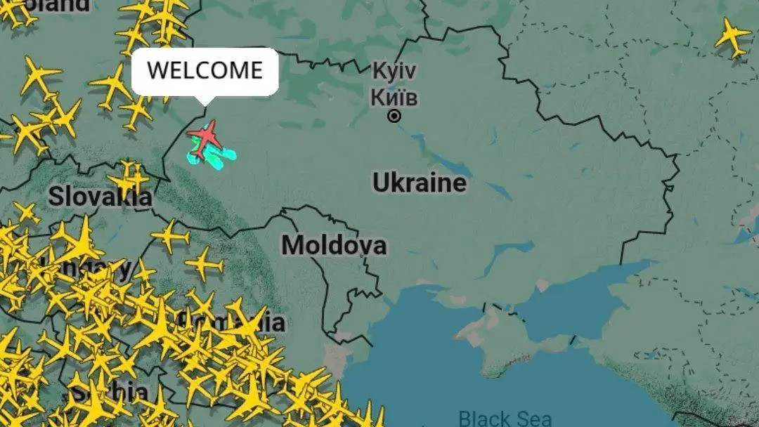 Nghi vấn về chiếc máy bay cảnh báo sớm xuất hiện trên không phận Ukraine, đã được trang Military Review của Nga cho biết, chiếc máy bay nghi vấn này, đã “xuất hiện” trên các bản đồ trực tuyến của các hệ thống theo dõi hàng không, hiển thị máy bay trên bầu trời khu vực Lviv với tên gọi thú vị là Welcome.