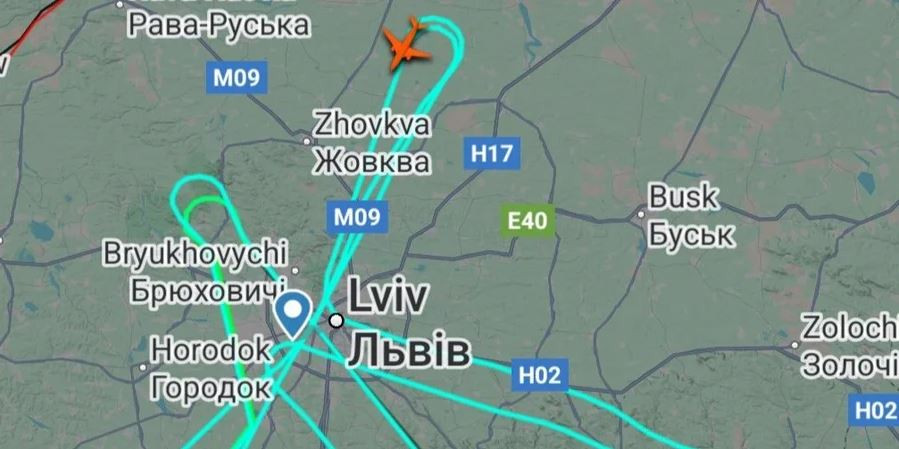 Cùng lúc đó, một câu hỏi khác cũng đang được thảo luận là liệu lực lượng phòng không Nga có cơ hội bắn hạ chiếc máy bay này không? Điểm gần nhất trên đường bay của nó tới biên giới Nga (nếu các nguồn giám sát hiển thị chính xác đường bay này) là ở khoảng cách 550 km. Theo đó, điểm gần nhất với lãnh thổ Nga là phía tây nam của tỉnh Bryansk.