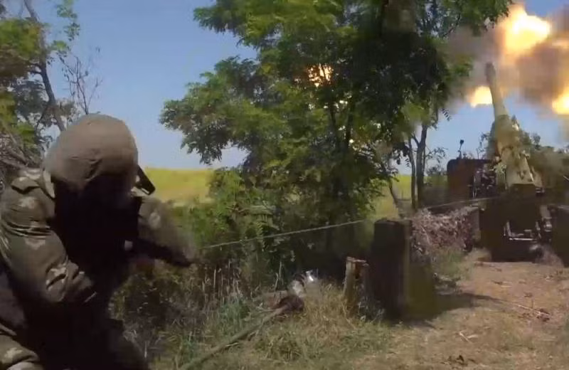 Quân đội Nga đã sử dụng chiến thuật bất ngờ, thay vì tấn công trực diện, họ vu hồi từ phía sau bằng thuyền từ bên sông. Đến ba giờ sáng, đầu cầu của Ukraine gần cầu Antonovsky đã bị san phẳng. Ảnh: Pinterest.