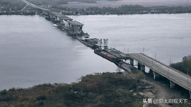 Quân đội Nga cho biết, họ đã đánh chìm 6 xuồng cao tốc chở 30 lính Ukraine. Một ngày trước đó, các vị trí của Ukraine tại đầu cầu Antonov cũng bị tên lửa đạn đạo Iskander tấn công chính xác. Ảnh: Sina. 