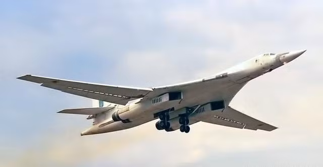 Các sĩ quan và binh lính Nga cho rằng, nên điều động máy bay ném bom chiến lược đến san bằng các vị trí của Ukraine ở hữu ngạn. Nhưng Onufrienko tin rằng, phương pháp này là không thực tế, bởi vì cả khi thành phố Kherson dù bị ném bom san phẳng, thì quân đội Ukraine sẽ tiếp tục tập trung quân từ hậu phương. Ảnh: Pinterest.