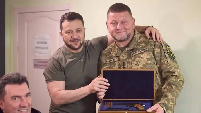 Điểm khởi đầu của vấn đề này là Tướng Zaluzhny, cựu Tổng tư lệnh Quân đội Ukraine. Kể từ năm ngoái, những xung đột và khác biệt giữa Tướng Zaluzhny và Tổng thống Zelensky về các vấn đề như kế hoạch tác chiến ngày càng trở nên gay gắt. Bên cạnh đó, Tổng thống Zelensky cũng lo lắng rằng, Tướng Zaluzhny trở thành đối thủ chính trị của ông.