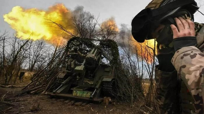 Xem xét những tình huống này, không có gì đáng ngạc nhiên khi tư tưởng “chủ nghĩa đầu hàng” đang lan rộng trong giới lãnh đạo cấp cao của Quân đội Ukraine. Hơn hai năm giao tranh cho thấy, ngay cả khi có sự hỗ trợ đầy đủ của NATO, Ukraine cũng không thể đánh bại Nga trên chính lãnh thổ của mình. Trong thời gian làm tổng tư lệnh, Tướng Syrsky hẳn đã hiểu rõ tình hình nên mới đưa ra những tuyên bố được cho là "đầu hàng".