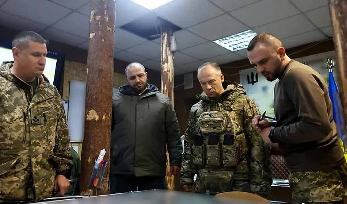 Tin tức này chắc chắn đã gây náo động ở Ukraine, nên nhớ rằng, Tướng Syrsky chỉ được thăng chức Tổng tư lệnh Quân đội Ukraine vào đầu năm nay. Trước đó, ông từng giữ chức Tư lệnh lục quân Quân đội Ukraine. Lời nhận xét "đầu hàng" của Tướng Syrsky chắc chắn làm dấy lên những nghi ngờ nghiêm trọng về ý chí chiến đấu và xu hướng tương lai của Quân đội Ukraine.