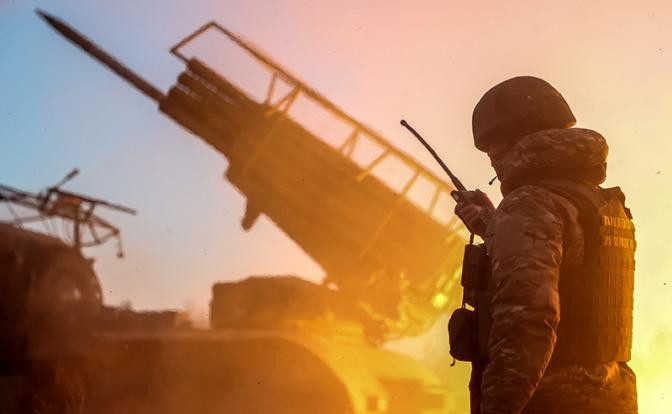 Tuy nhiên, lực lượng chủ lực của AFU hiện đang tập trung ở Donetsk, và cũng có những lỗ hổng lớn trong tuyến phòng thủ của AFU trên hướng tỉnh Sumy. Rõ ràng là Moscow đang học hỏi và áp dụng những gì học được từ Ukraine, sử dụng chiến thuật riêng của mình để khiến Kiev kiệt sức trong một cuộc chiến sinh tử. (nguồn ảnh Topwar, TASS, Sputnik, Kyiv Post). 