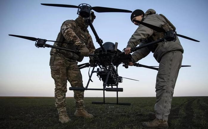 Tất nhiên, AFU cũng không phải nằm yên chịu trận; mặc dù quân Nga đã tiến sang tỉnh Sumy, nhưng AFU vẫn kiểm soát một phần nhỏ Kursk, và một số binh lính Ukraine có thể đã cơ động đến tỉnh Belgorod của Nga, để tiếp tục mở mặt trận mới. Điều này cũng có nghĩa là cả Nga và Ukraine, đang trong tình trạng “ăn miếng, trả miếng” lẫn nhau.