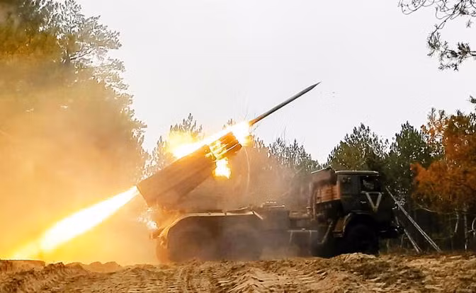 Do đó, trên chiến trường Ukraine, quân đội Nga và Ukraine vẫn tiếp tục giao tranh ác liệt; có thể nhận thấy có ba thay đổi đáng chú ý. Đầu tiên, quân đội Nga đã phát động trận chiến quyết định ở Donbass; nơi được coi là chiến trường trung tâm, có tính chất quyết định của cả hai bên.