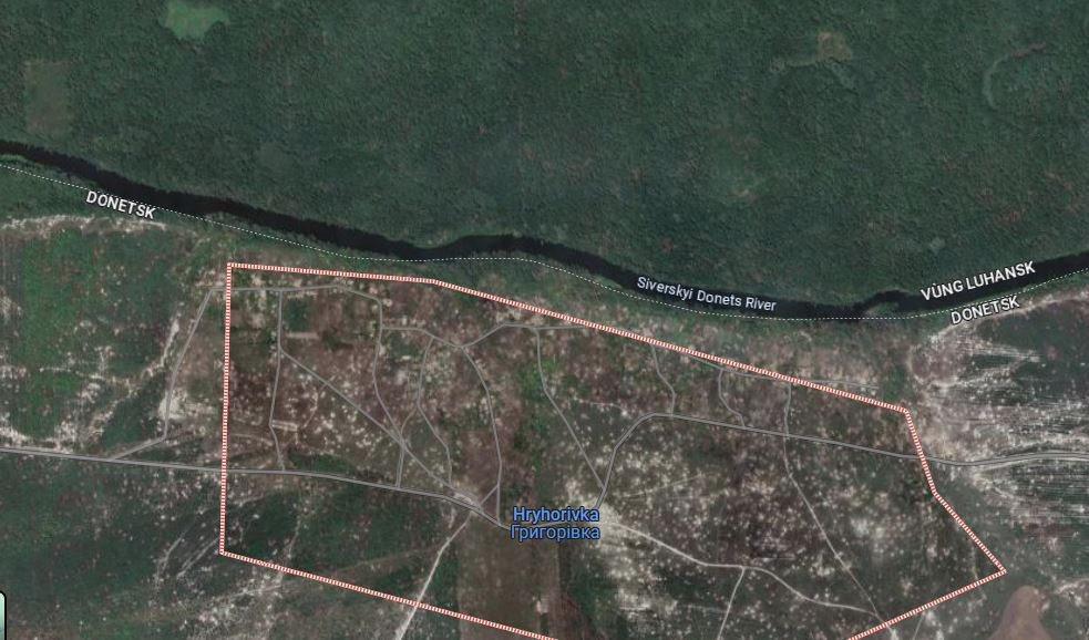 Vì phía bắc của làng Grigrivka là một vùng rừng nguyên sinh rộng lớn, trải dọc theo sông Siverskyi Donetsk lên phía Bắc, nên quân đội Ukraine (AFU) đã đóng quân ở đây trong một thời gian dài. Do đó, để bảo vệ sườn cho cuộc tấn công vào bờ nam, RFAF cũng đã mở cuộc tấn công vào bờ bắc sông Siverskyi Donetsk, phá hủy hai cứ điểm của quân Ukraine trong khu rừng nguyên sinh.