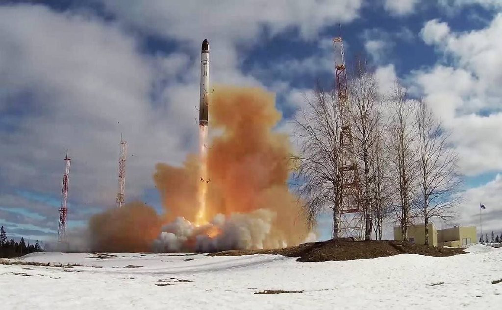 Tuần trước, truyền thông nhà nước Nga đưa tin, Quân đội Nga đã thử nghiệm thành công một tên lửa đạn đạo xuyên lục địa R-28 phóng từ hầm chứa. Cuộc thử nghiệm tên lửa "Sarmat" đã diễn ra “thành công tốt đẹp”. Ngoài ra, hệ thống tên lửa cơ động đường bộ Yars cũng đã thể hiện khả năng của mình với việc phóng thử thành công từ Sân bay vũ trụ thử nghiệm Plesetsk. Điều này cho thấy Nga đã phát triển, thử nghiệm và chế tạo những tên lửa “quái vật” thành công như thế nào.