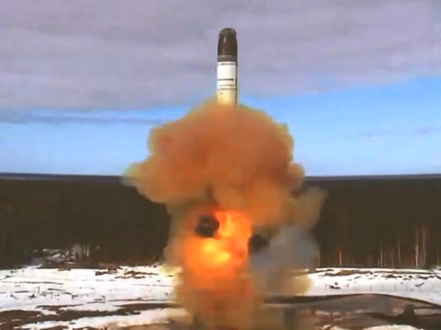 Tốc độ tên lửa R-28 đạt Mach 20,7 (25.560 km/h), tương đương 7,1 km/s; tên lửa sử dụng phương pháp dẫn đường quán tính, hiệu chỉnh sai số bằng GLONASS. Độ chính xác tên lửa đạt 10m. Nga cho rằng, tên lửa R-28 là “độc nhất vô nhị” vì tốc độ, tầm bắn và độ chính xác vô song và hoàn toàn bất khả xâm phạm trước các hệ thống phòng thủ chống tên lửa.