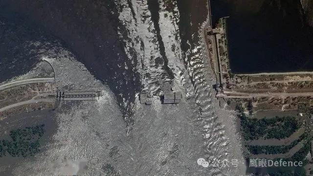 Do con đập bị vỡ, buộc quân đội Nga và Ukraine đang chiến đấu trong khu vực đã điều chỉnh một số tuyến phòng thủ ven sông và khả năng cơ động của họ có thể bị ảnh hưởng bởi nước lụt do vụ vỡ đập gây ra.